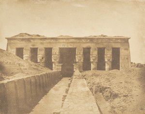 デンデラー・テンティリスのアソー神殿のファサード（1849-50年）。 作： Maxime Du Camp