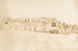 宮殿のテラスに建てられたルクソールのスパンドレルの乗組員の住居、1849-50。 作： Maxime Du Camp