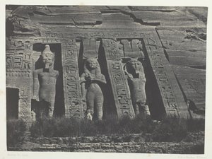 イブサンブール、ハトホルのスペオス北部、ヌビア、184951、1852 年に印刷。 作： Maxime Du Camp