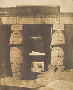 テーベのカルナックにあるコンズ神殿の内部、1849-50年。 作： Maxime Du Camp