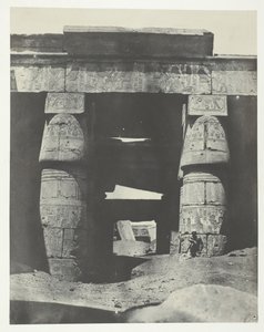 カルナック、コンズ神殿のポルティコ、テーベ、184951年、1852年印刷。