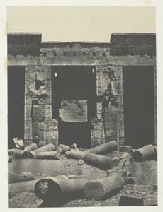 Medinet-Habou、Ramses-Méiamoun の宮殿のペリスタイルの東部。 テーベ 作： Maxime Du Camp