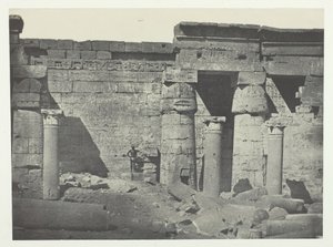 メディネト-ハブ、ラムセス-マイヤムンの宮殿のペリスタイル、テーベ、184951年、印刷1852年。 作： Maxime Du Camp