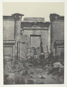 メディネト・ハブ、トゥトモセウムのプロピレア、テーベ、184951年、1852年に印刷。 作： Maxime Du Camp