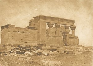 1850年4月10日、デブイド・パレンボレ神殿のプロナオ。 作： Maxime Du Camp