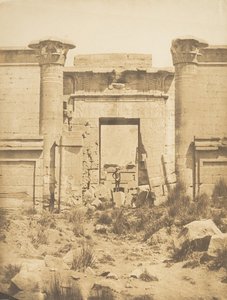 1849-50年にテーベのメディネトハブで行われたトゥットモセウムのプロピュライア。 作： Maxime Du Camp