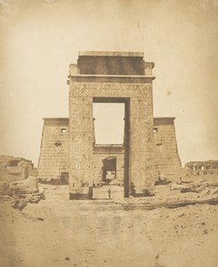 1849-50年、テーベのカルナックにあるコンズ神殿のプロパイロン。