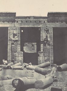 テーベ。Medinet-Habuです。ラムセス=メアムン宮殿のペリスタイルの東側部分、1850年。 作： Maxime Du Camp