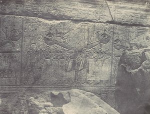テーベ。カルナク宮殿。花崗岩のサンクチュアリの外壁彫刻（1850年 作： Maxime Du Camp