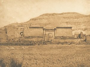 東テーベから撮影されたマディナートハブの全景（1849-50年）。
