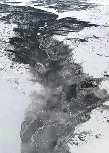 曲がりくねる冬の川