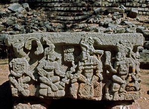 旭日旗の王の戴冠式が描かれた祭壇Q、西暦776年 作： Mayan