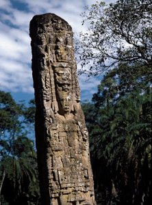 大広場に設置されたF型ステイルの詳細 作： Mayan