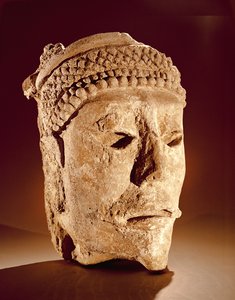 コマルカルコ、タバスコ、クラシックマヤ（スタッコ）の壁から切り取ったヘッド 作： Mayan