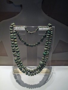 翡翠製首輪 古典時代後期 600～900年（翡翠 作： Mayan