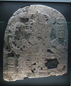 定規のあるパネルの断片、ペテン地域、古典時代後期、西暦600〜900年 作： Mayan