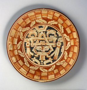 プレート、c.600-800（白いスリップペイントに赤、オレンジ、黒のセラミック） 作： Mayan