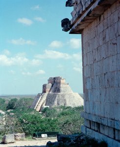 プレコロムビア文明：プウク様式の古代マヤの首都ウクスマル遺跡の上部神殿の様子。北ユカタン州、西暦600〜900年。メキシコ