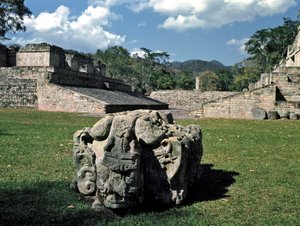 ボールコートと祭壇 M, 378 AD 作： Mayan