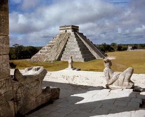 戦士の神殿から見たカスティージョ（750～1200年 作： Mayan