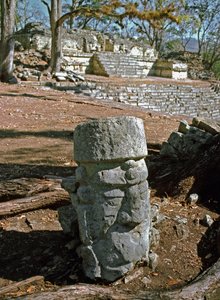 東側中庭と寺院22の眺め 古典期 7～8世紀 作： Mayan