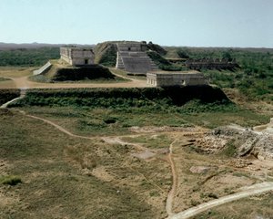 総督府の眺め、9～10世紀 作： Mayan
