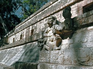 コパンの支配者の彫刻が施されたアクロポリスの壁の眺め（古典期、7～8世紀 作： Mayan