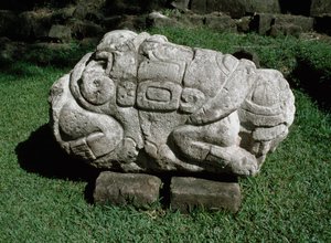 グレスの塊に彫られた象形の祭壇 作： Mayan