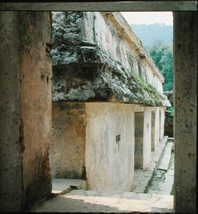 宮殿の中庭（後期古典期マヤ）（写真 作： Mayan Mayan