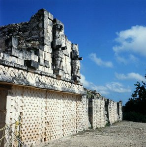 仮面の宮殿」の後部ファサードの詳細、古典期後期（西暦600～900年）（写真）（238296も参照） 作： Mayan Mayan
