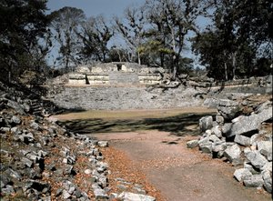 東アクロポリス神殿22、4～10世紀 作： Mayan Mayan