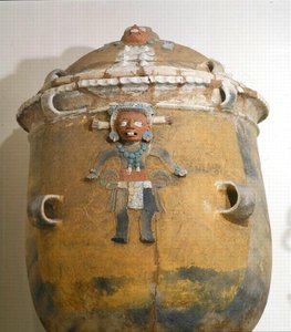 蓋付き葬祭用壷 グアテマラ、キチェ、イクシル 後古典期前期（900～1200年）（多色土器）