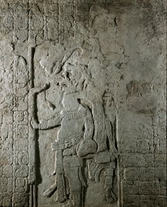 マヤ美術：エル・カヨのマヤ遺跡から出土したパネルNo.1（600～800年頃）には、天文学的計算を示すヒエログリフの文字に囲まれたキャラクターが描かれています。個人蔵 作： Mayan Mayan