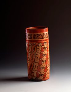 多色刷りの円筒形粘土製花瓶。ティカルより 作： Mayan Mayan