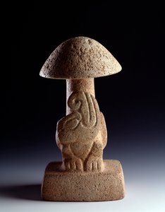 プレコロンビア美術、マヤ文明、前古典期：グアテマラ、カミナルジュユ出土の様式化された蛇を表現した菌類の形をした玄武岩の彫刻。寸法28.5 x 幅 15.8 cm グアテマラ国立考古学・民族学博物館