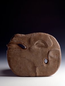 プレコロンビア美術、マヤ文明、古典期：鹿の頭部を象った石彫の斧（zoomorphic axe）。寸法26.5 x 幅19.5 cm グアテマラ国立考古学・民族学博物館 作： Mayan Mayan