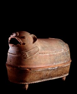 プレコロムビア美術、マヤ文明、古典期後期：ジャガー型の蓋をした四足歩行の粘土製の埋葬用壺。グアテマラ、ネバージュ出土。日高52×幅70cm グァテマラ国立考古学・民族学博物館-コロンブス以前の美術、マヤ文明、l 作： Mayan Mayan