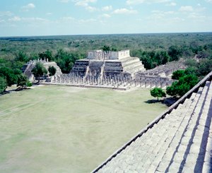 プレコロムビア文明：ユカタン地方のチチェン・イッツァ遺跡の様子。マヤ文明、古典期とマヤ・ルネッサンス、西暦750〜1200年。メキシコ 作： Mayan Mayan