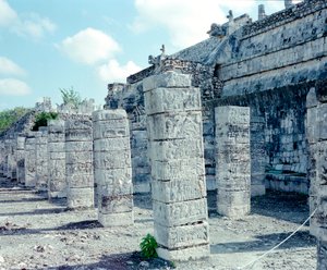 先住民族の文明：ユカタン地方のチチェン・イッツァ遺跡の風景。マヤ文明、古典期とマヤ・ルネッサンス、西暦750〜1200年。メキシコ 作： Mayan Mayan