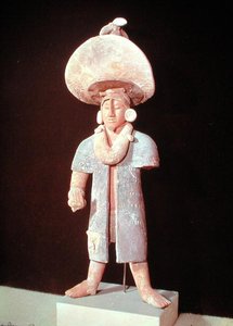 カンペチェ州ジャイナ島の墓地からの、7〜10世紀の立っている男性的な人物（多色のテラコッタ） 作： Mayan Mayan