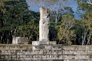 ボールコートに見下ろされたステイル2（西暦652年 作： Mayan Mayan