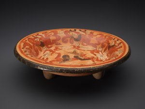 神Nとハナグマの三脚プレート、西暦600〜900年（セラミック） 作： Mayan Mayan