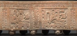 三脚円筒、彫刻：グリフ文字が刻まれた円柱、紀元後650-900年（陶器製） 作： Mayan Mayan