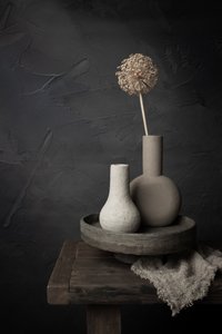 土の色調の花瓶の静物画 作： 