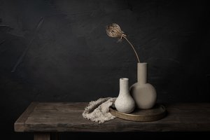 陰影のある花瓶の静物 作： 