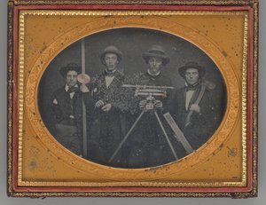 測量士の無題のグループの肖像画、1855年。 作： McDonell and Co.
