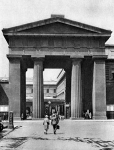 1926年から1927年にロンドンのユーストン駅に通じるドーリックアーチ。