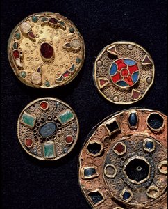中世の考古学（Middle Ages）。ガリアの野蛮人の芸術：フィーブル（ラテン語で付属品を意味するfibulaから）、金銀細工のフィリグリー、ポリクローム様式。フランス、メロヴィング朝時代、6-7世紀。ストラスブール、パレ・アルケオロジー博物館（Musee d