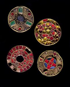 中世の考古学（Middle Ages）。ガリアの野蛮人の芸術：フィーブル（ラテン語で付属品を意味するfibulaから）、金銀細工のフィリグリー、ポリクローム様式。フランス、メロヴィング朝時代、6-7世紀。ストラスブール、パレ・アルケオロジー博物館（Musee d