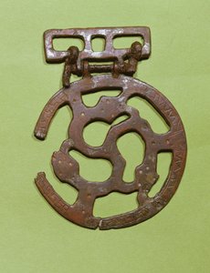 フランス、サンドニで発見されたベルトの装飾（金属）